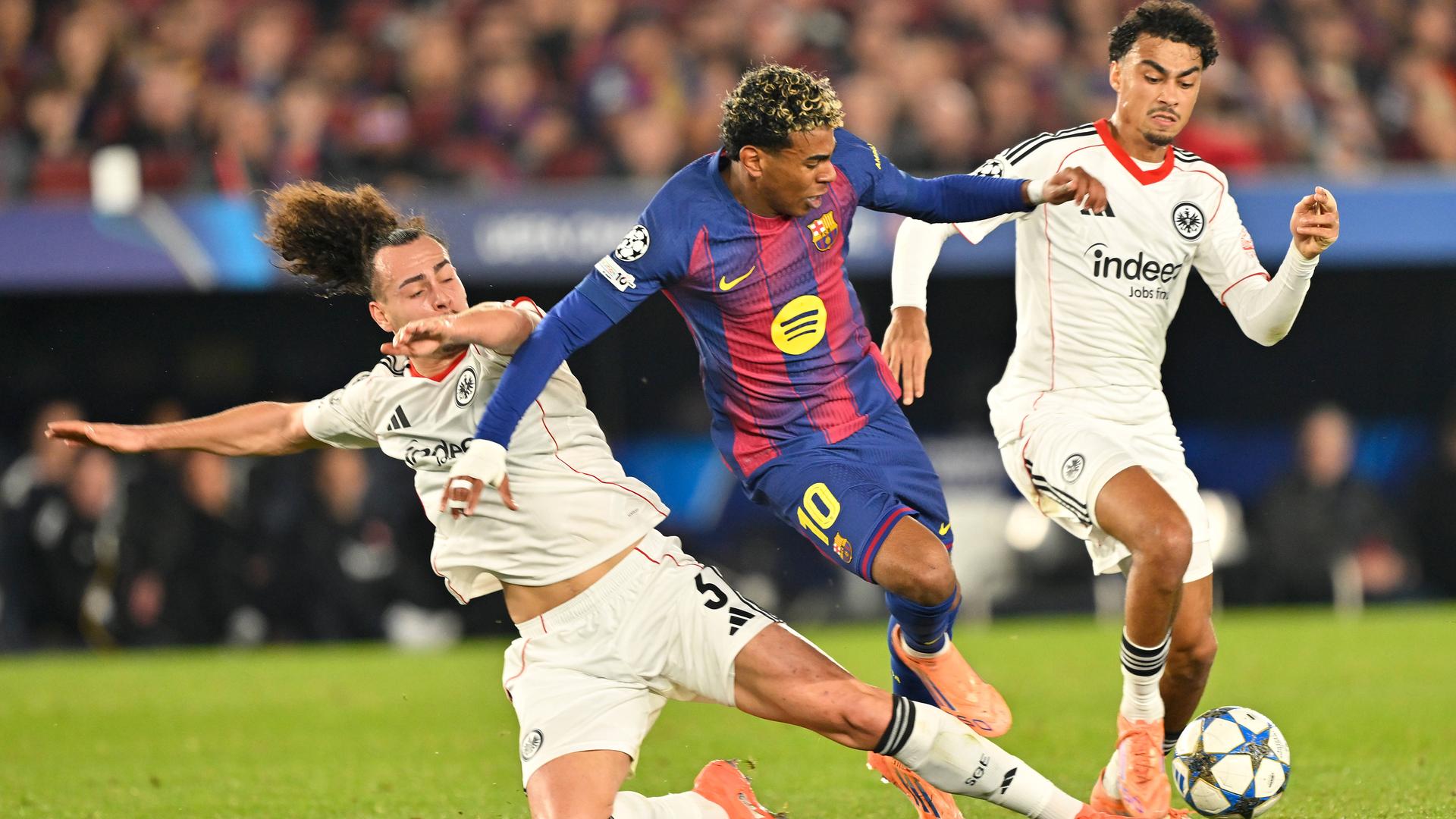 Frankfurts Arthur Theate grätscht im Zweikampf Lamine Yamal mitsamt dem Ball um.