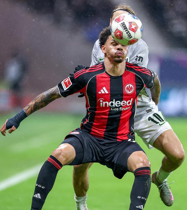 In der Bundesligapartie der Eintracht aus Frankfurt und dem Vfl Wolfsburg liefern sich Wolfsburgs Lovro Majer und Frankfurts Nnamdi Collins einen intensiven Zweikampf um den Ball