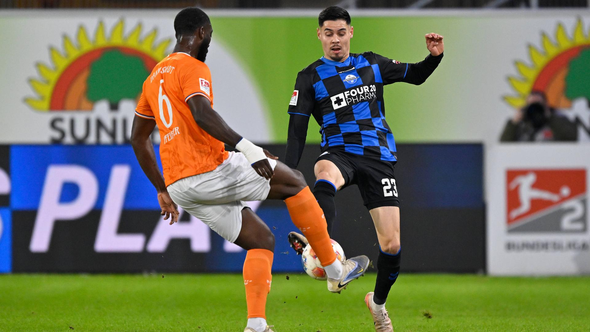 Darmstadts Patric Pfeifer kämpft in der Zweitligapartie gegen Paderborns Obermair um den Ball