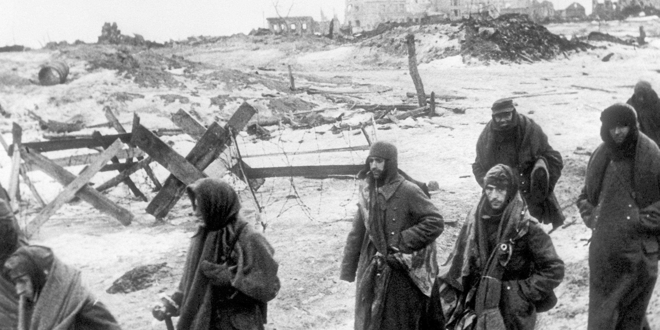 Archiv: Überlebende deutsche Soldaten verlassen nach der Kapitulation Stalingrad 