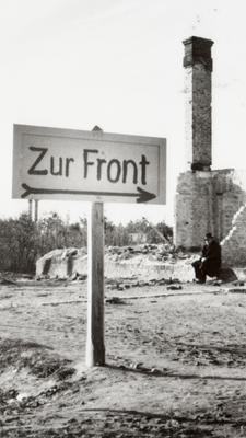Momentaufnahme in einer polnischen Stadt nach dem Überfall der Wehrmacht auf das Land im Spätsommer 1939 .
