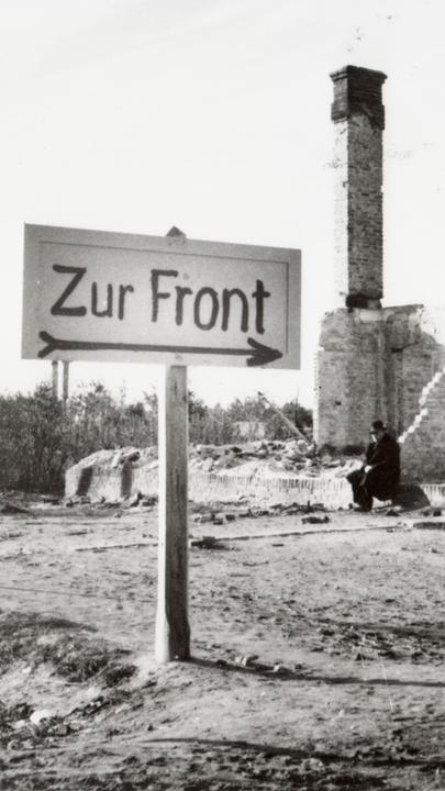 Momentaufnahme in einer polnischen Stadt nach dem Überfall der Wehrmacht auf das Land im Spätsommer 1939 .