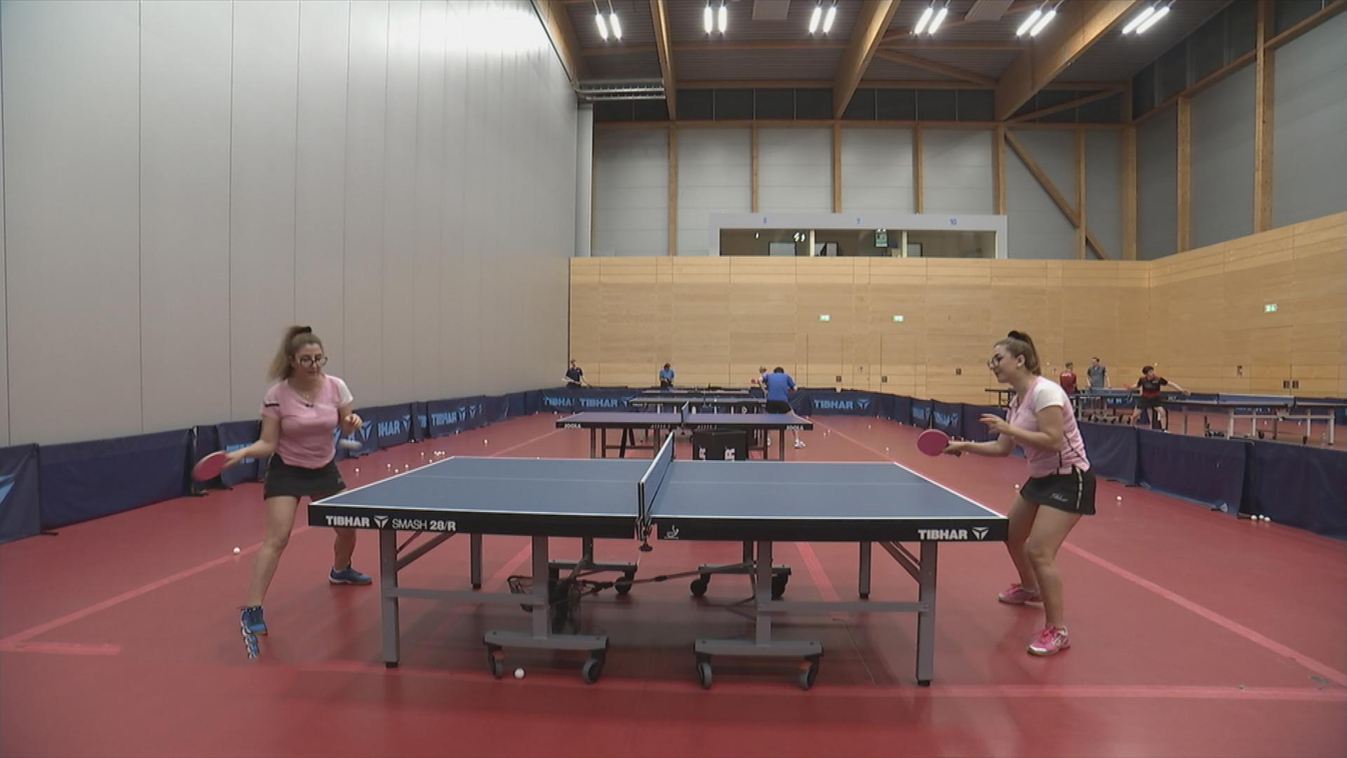 Die Zwillinge Ninar und Samar spielen Tischtennis gegeneinander in einer Halle