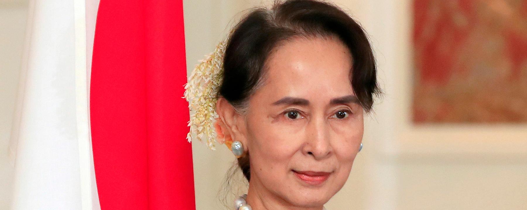 "Zwischen Macht und Militär - Aung San Suu Kyi und der Krisenherd Myanmar": Eine schwarzhaarige Frau mit großer Perlenkette