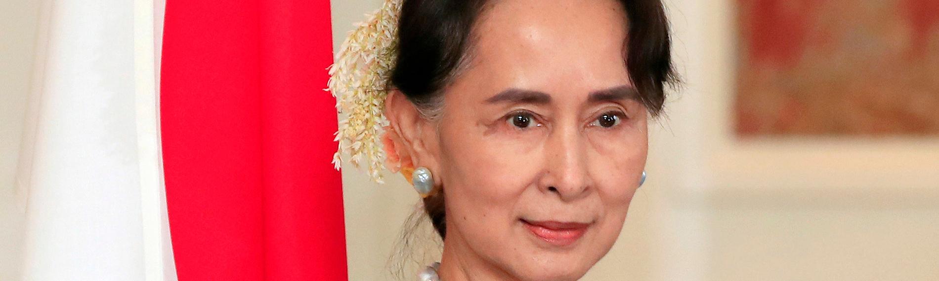 "Zwischen Macht und Militär - Aung San Suu Kyi und der Krisenherd Myanmar": Eine schwarzhaarige Frau mit großer Perlenkette