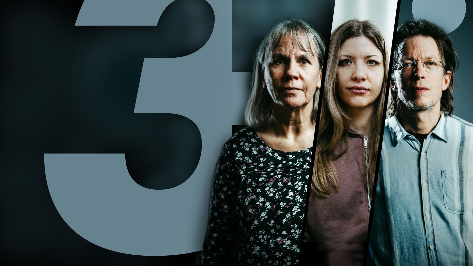 Zwei Frauen und ein Mann blicken direkt in die Kamera