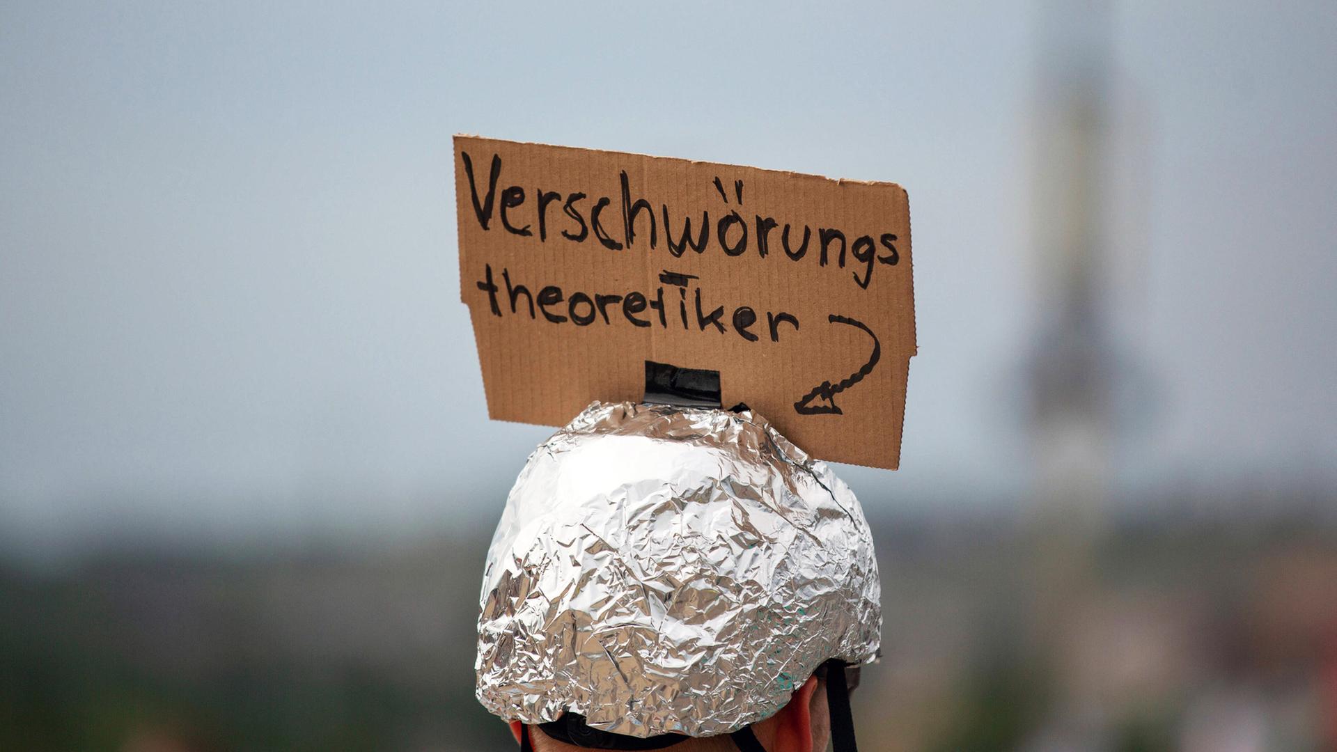 "Zwischen Wahn und Wahrheit - Die Macht der Verschwörungstheorien": Ein Demonstrant mit Aluhut auf der Demonstration "querdenken" in Stuttgart.