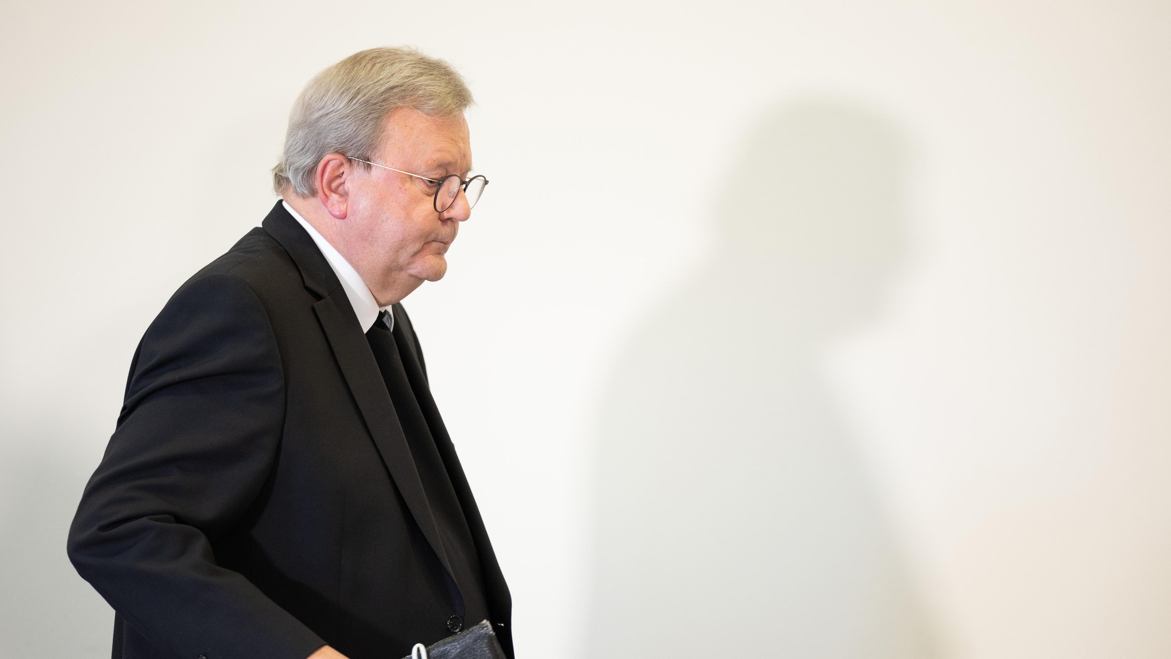 ischof Franz-Josef Bode verlässt eine Pressekonferenz über einen Zwischenbericht der Universität Osnabrück zu sexualisierter Gewalt im Bistum Osnabrück.