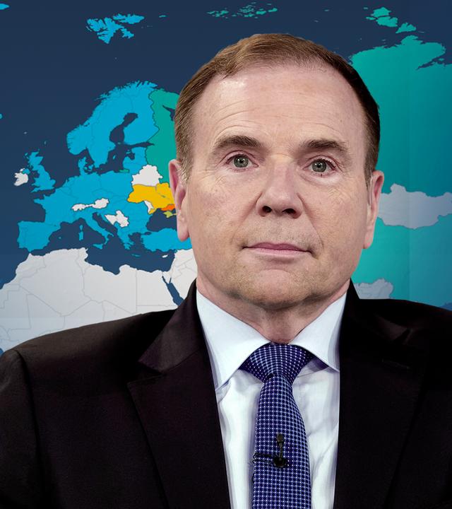 Ex-US-General Ben Hodges vor einer Weltkarte, auf der die Nato und weitere Weltmächte markiert sind. 