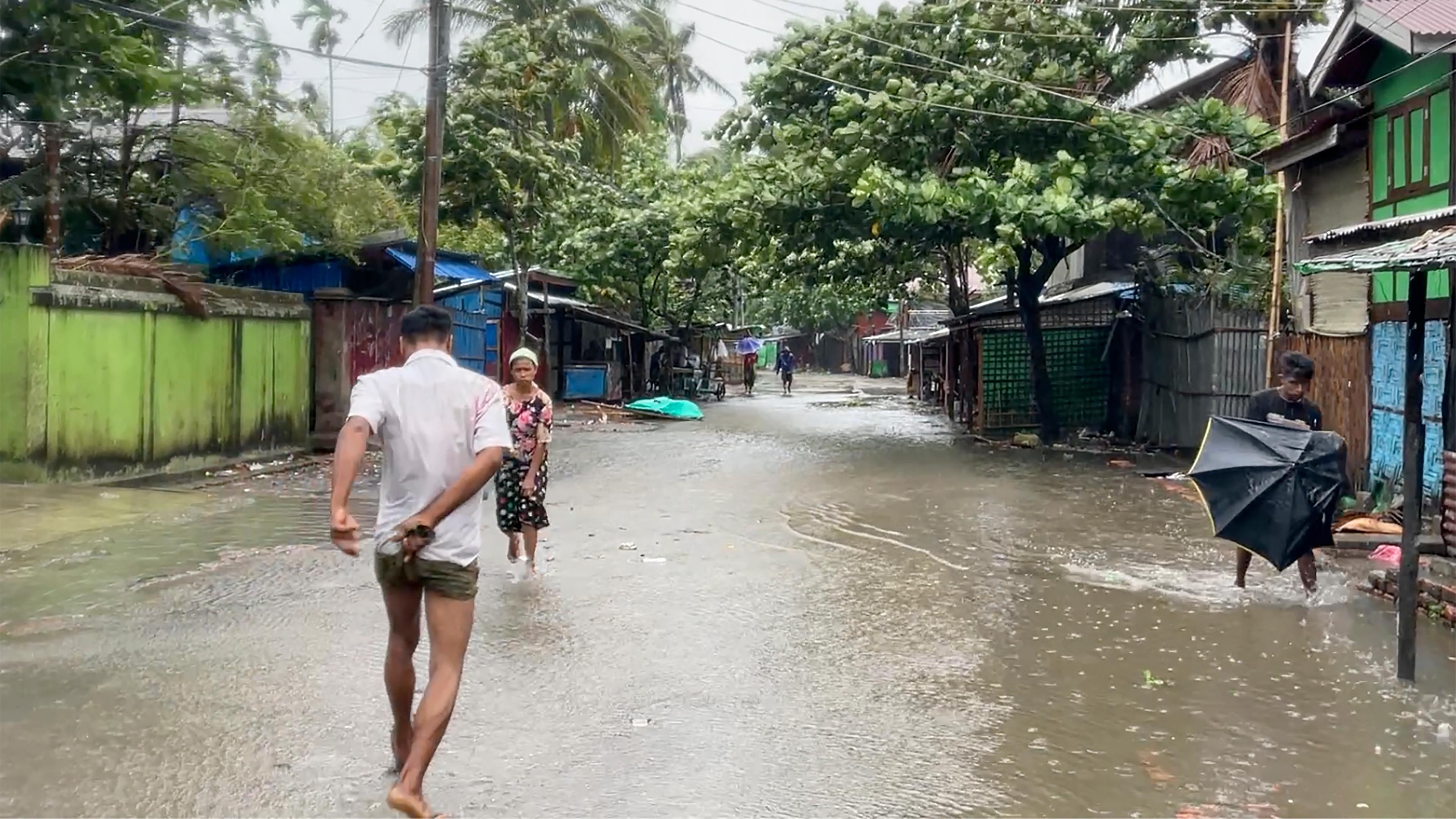 Aufgrund massiver Regenfälle durch den Zyklon Mocha wurde eine Straße in Sittwe/Myanmar geflutet.
