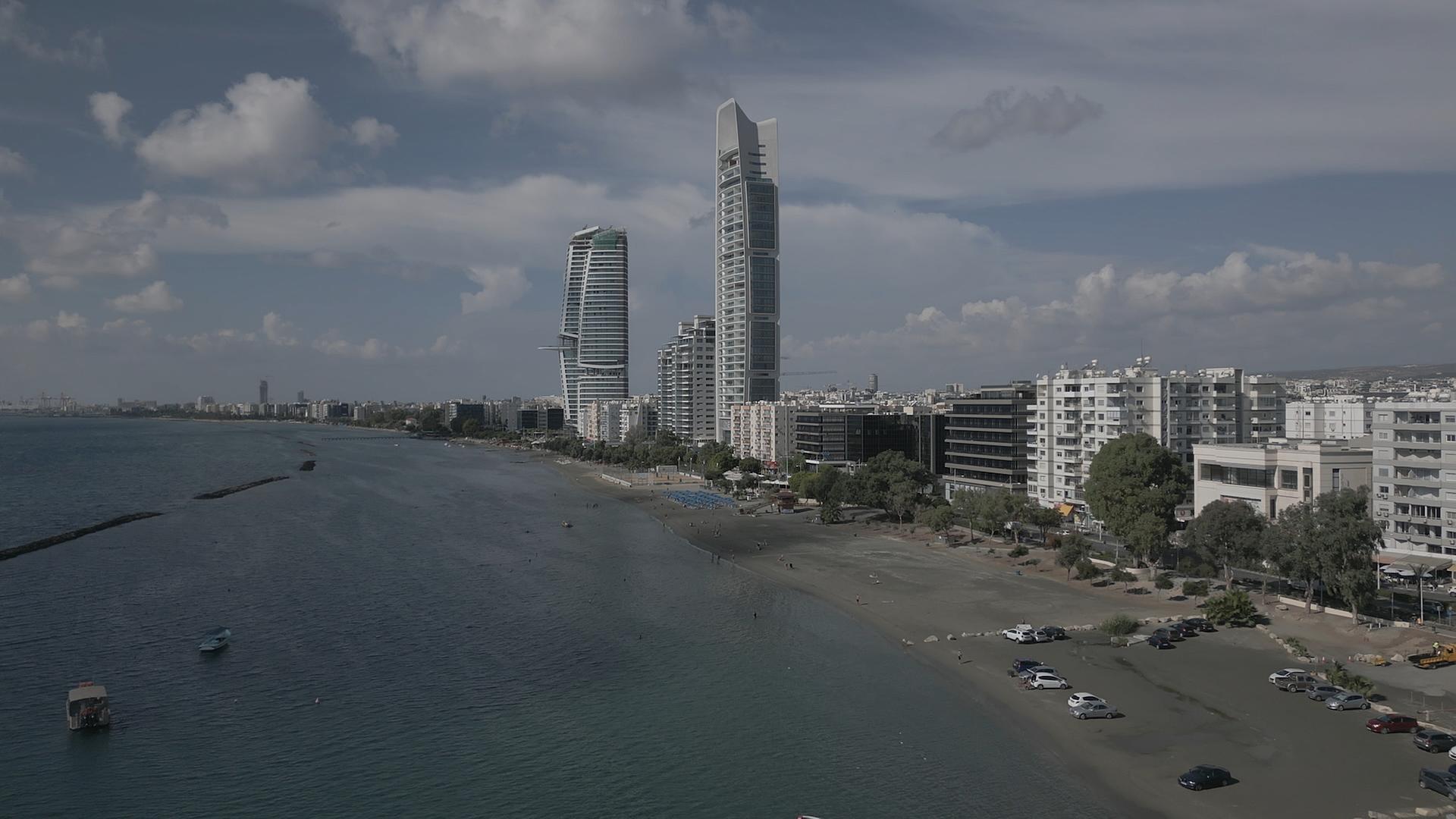 Hochhäuser an der Uferpromenade von Limassol auf Zypern