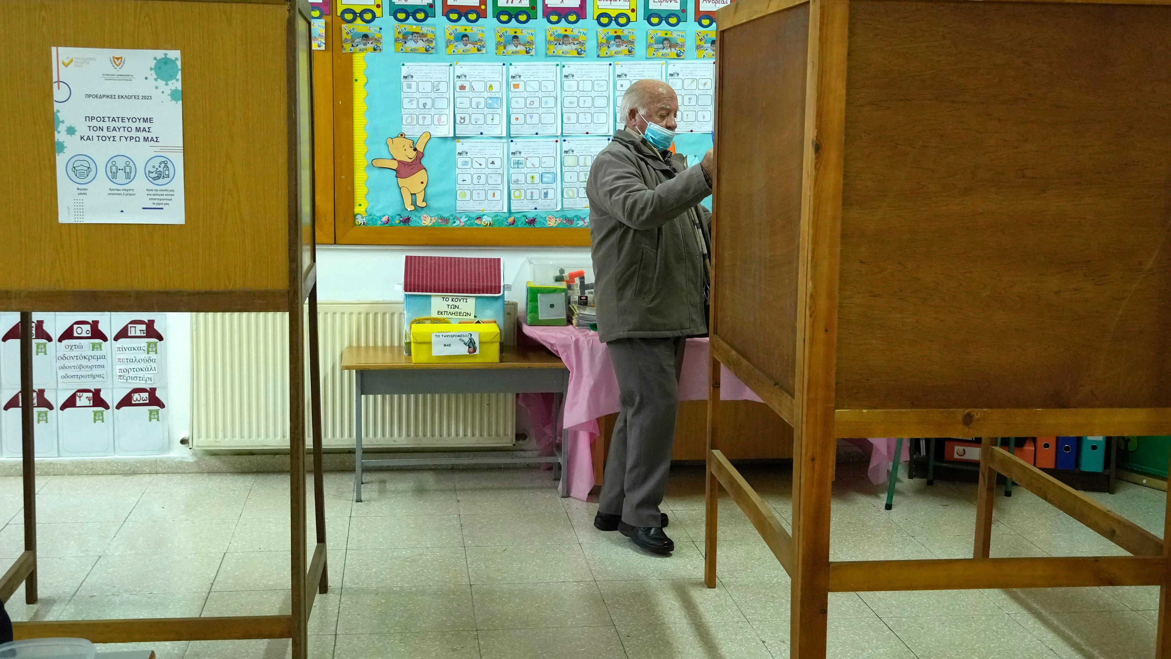 Ein älterer Mann gibt seinen Stimmzettel während der Präsidentschaftswahlen in einem Wahllokal ab.